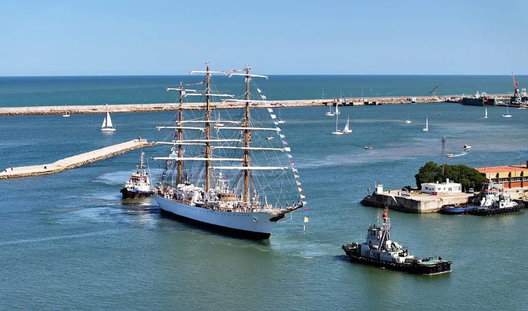 La fragata ARA Libertad de la Armada Argentina arribó a Mar del Plata
